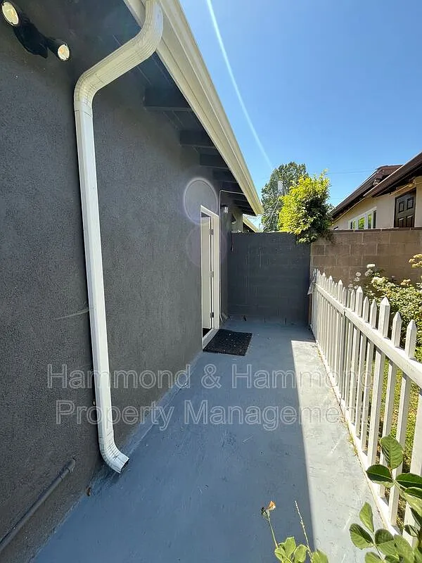 1 bed, 1.0 bath, $2,100 — Photo 4