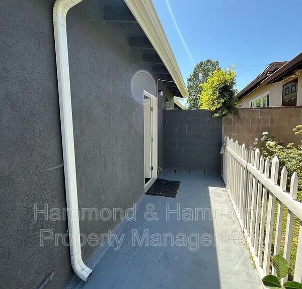 4447 Babcock Ave — Photo 4