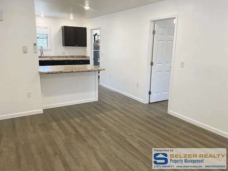 1420 Knob Hill Rd — Photo 2