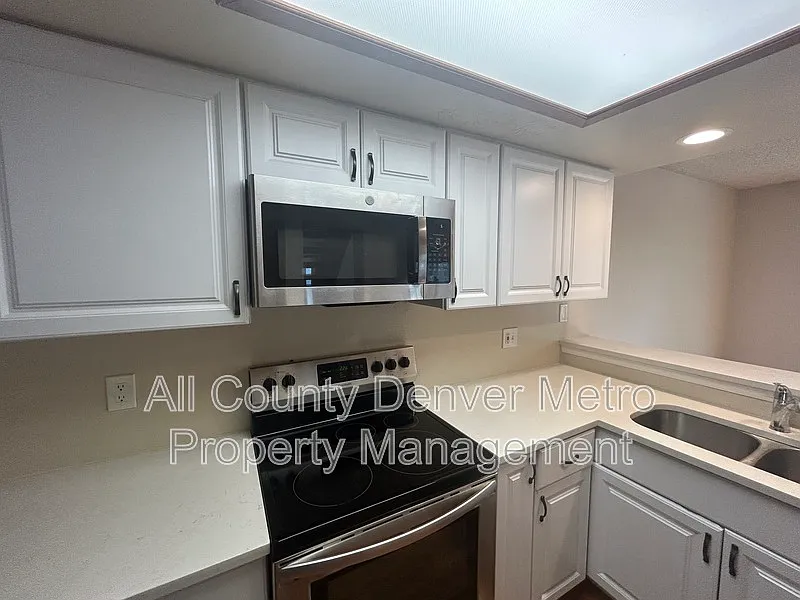 3 bed, 3.0 bath, 1889 sqft, $2,570 — Photo 3