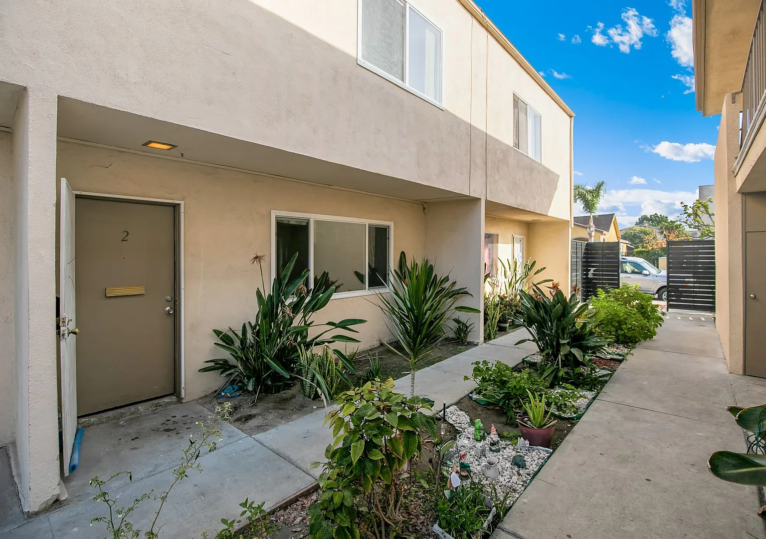 Flallon Apartments — Photo 1
