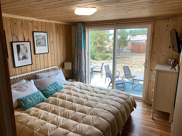 Middle bedroom- king bed