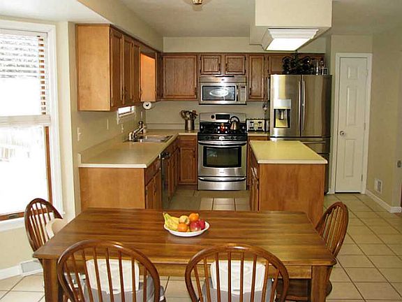 3rd image of 217 Rose Ct N