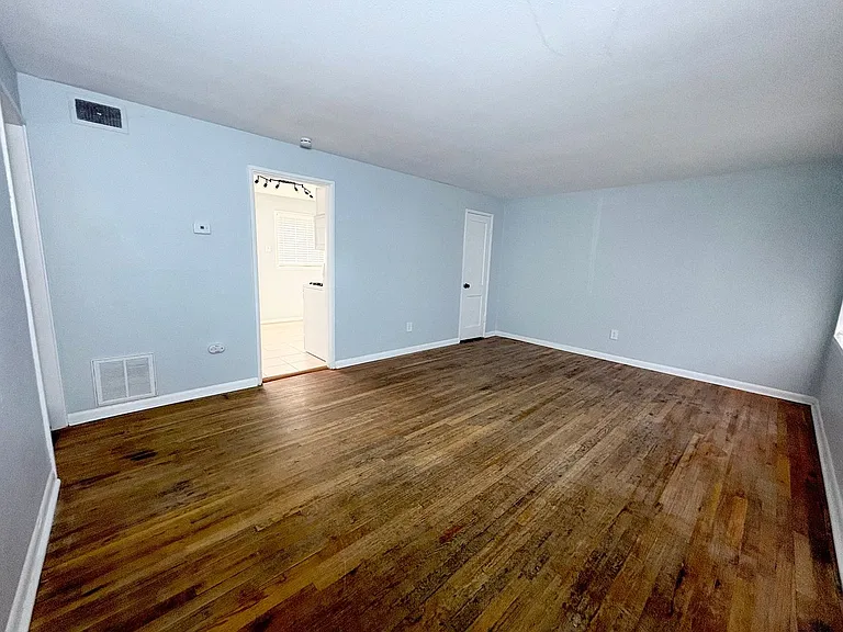 445 - 451 Glenview Ct. — Photo 2