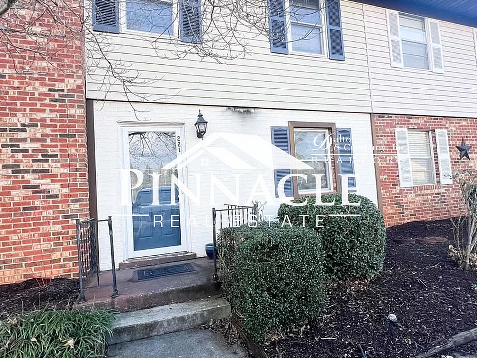1st image of 221 Fountain Dr