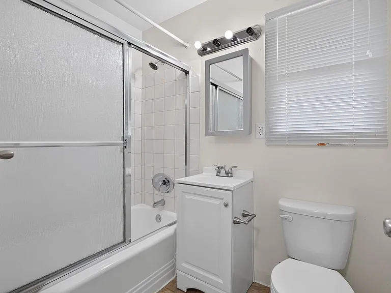 425 S Los Robles Ave — Photo 29