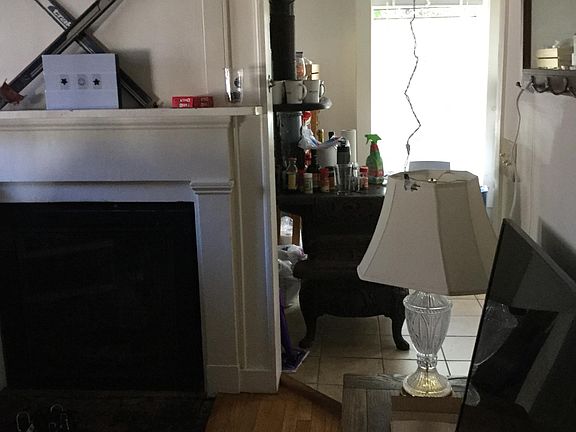 Living room. Non working fireplace