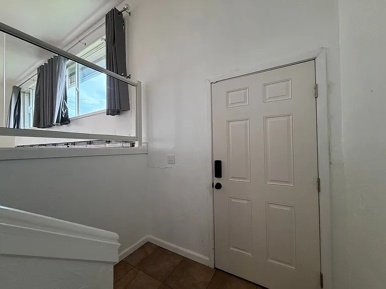 320 Thomas Cir — Photo 3