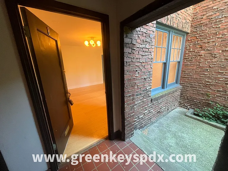 2182 NW Hoyt St #8 — Photo 2
