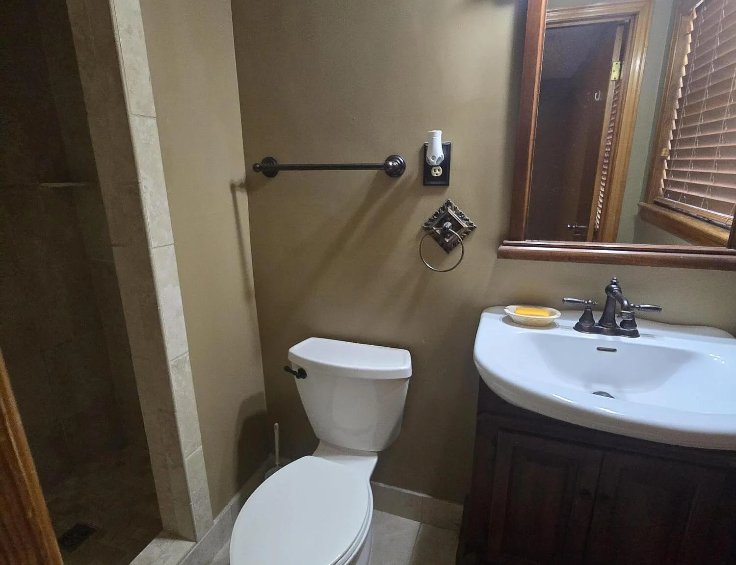 3 bed, 2.0 bath, 2052 sqft, $1,900 — Photo 2