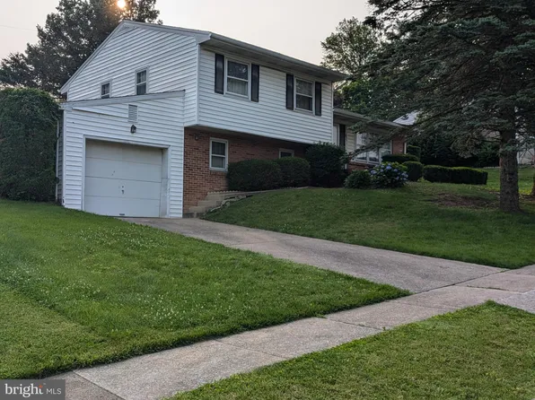 837 W Foxcroft Dr, Camp Hill, PA 17011