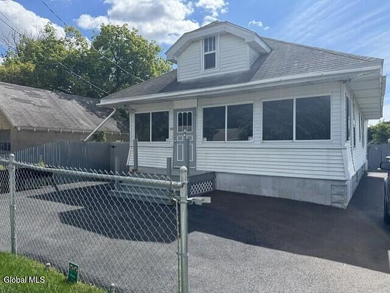 2nd image of 526 Hudson Street