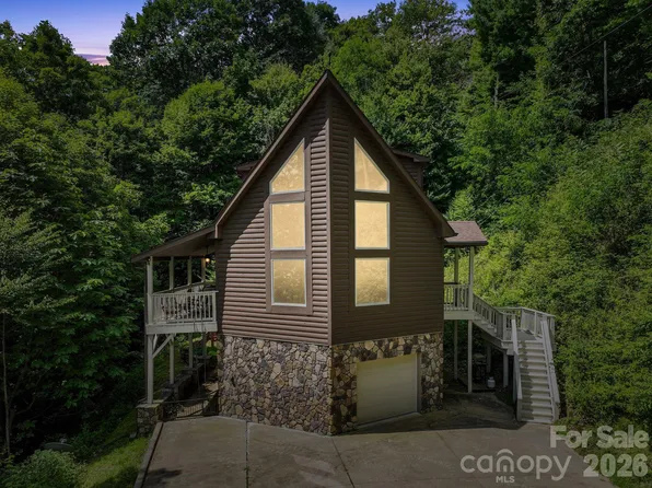 100 Moonshine Holler Dr, Maggie Valley, NC 28751