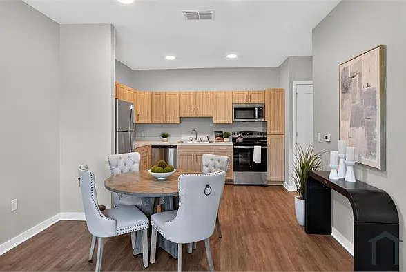 2 bed, 938 sqft, $1,428 — Photo 2