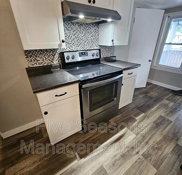 32 West St #A — Photo 8