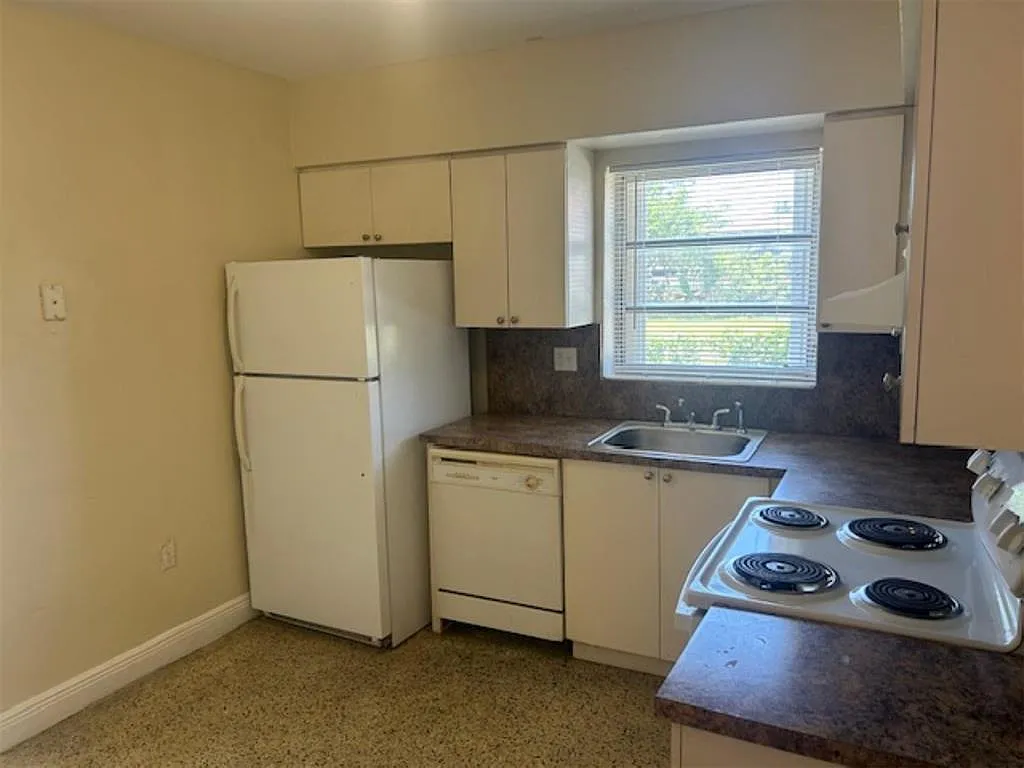 4 bed, 2.0 bath, 1976 sqft, $3,100 — Photo 4