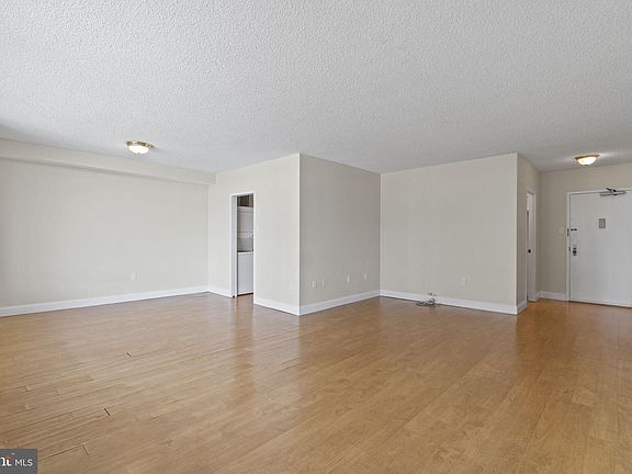 4th image of 3701 S George Mason Dr Unit 516N