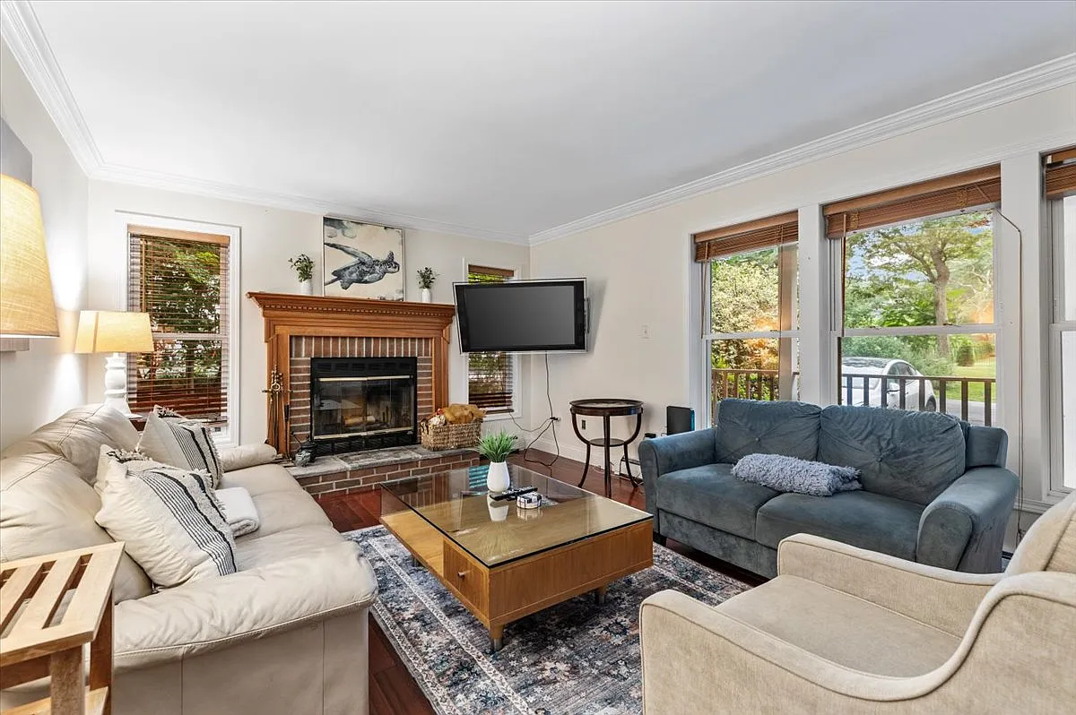 Best Deal! Unique 4 bed 4 bath gem in a great location — Photo 3