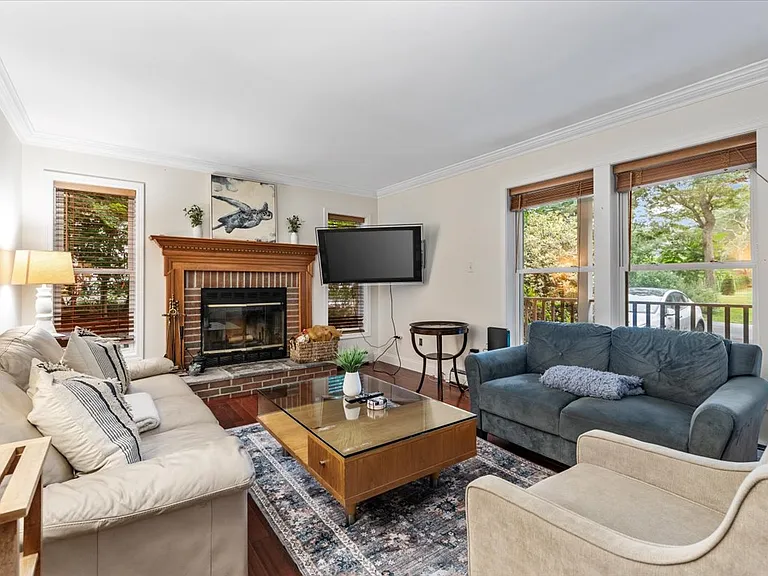 28 Bayview Ave — Photo 3