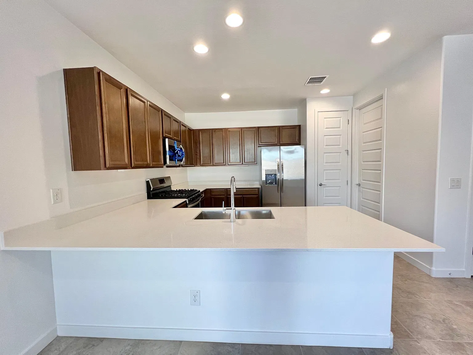 8946 W Rancho Dr — Photo 2