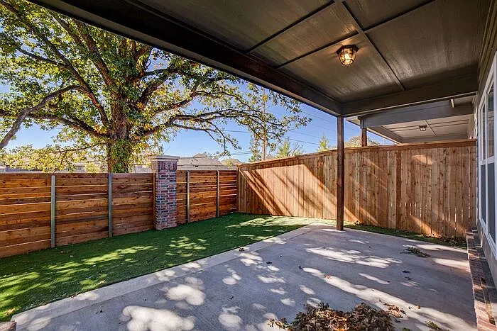 2421 W Imperial Ct — Photo 33
