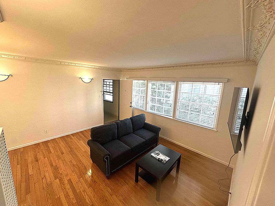 624 D Veteran Avenue, Westwood, CA 90024 - LIVING ROOM Includes Flatscreen TV, Couch, Coffee Table, Dining Table and Chairs