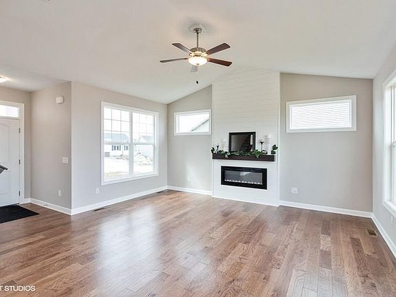3rd image of 605 SE Maxwell Dr