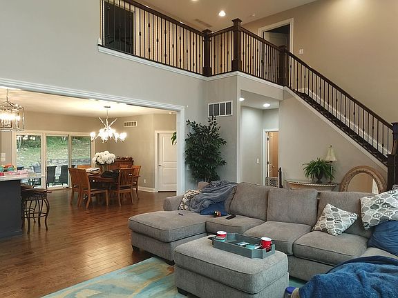 5th image of 720 Fair Oaks Ln