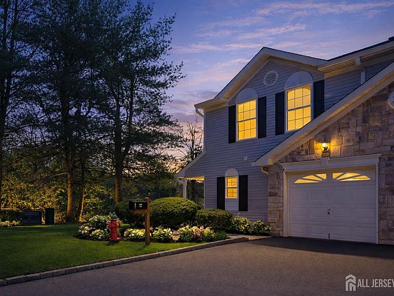 3rd image of 44 Rozalyn Ln
