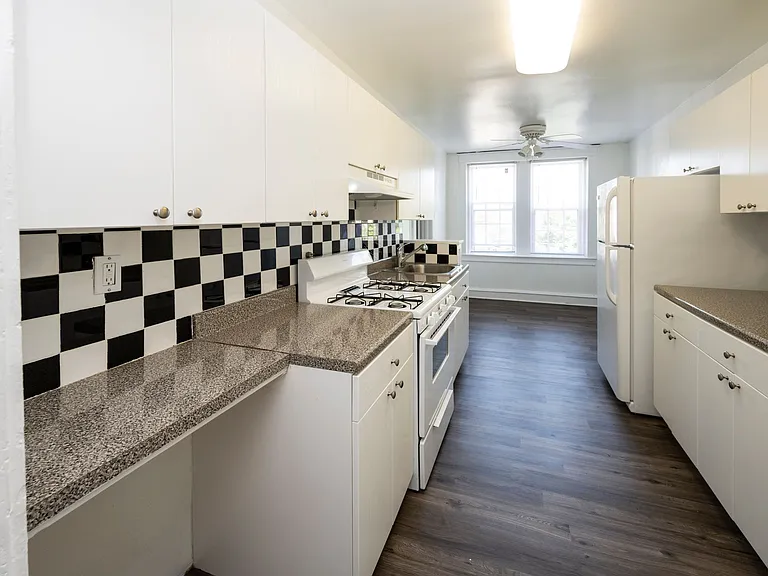 Upsal Gardens Apartments- Beautiful historical building with breathtaking charm! — Photo 9