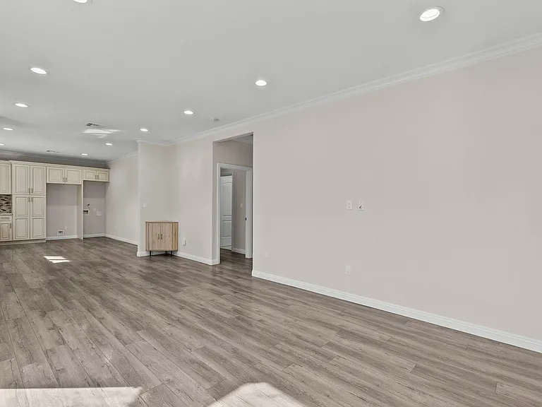 6715 Cedros Ave — Photo 2