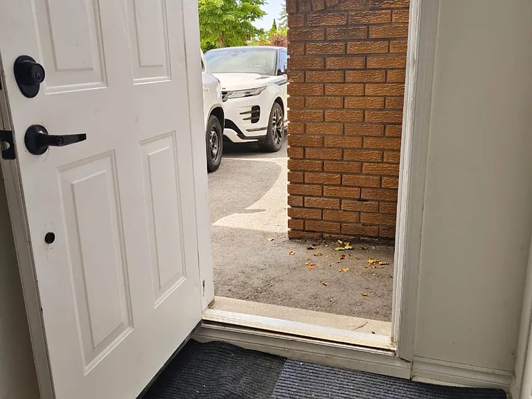 2527 Kingsberry Cres #LOWER — Photo 10
