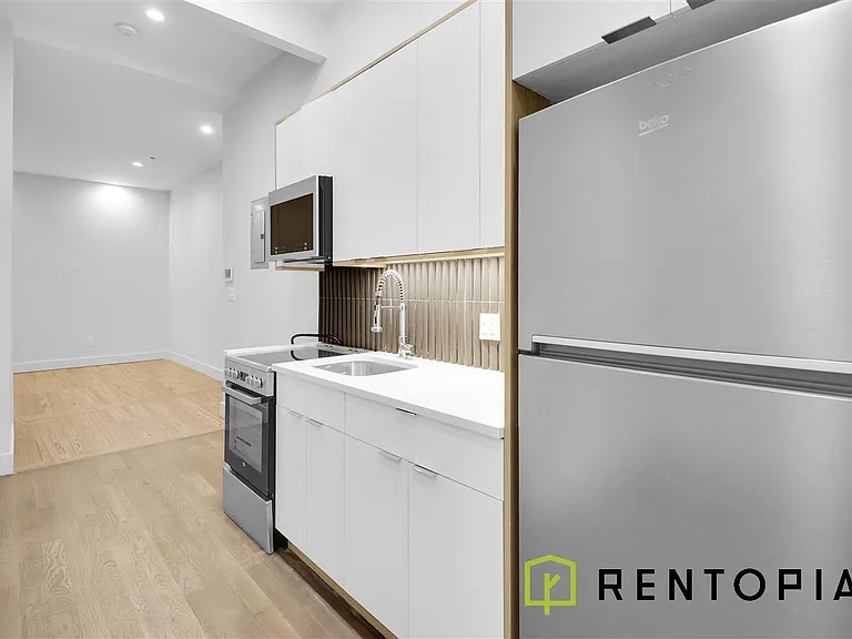 379 S 1st St #1B — Photo 4