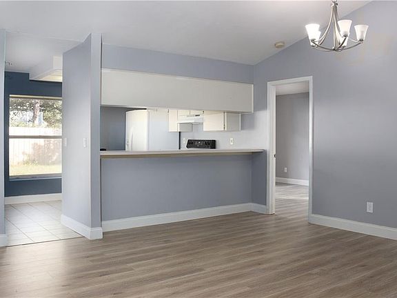 5th image of 1470 Club Dr