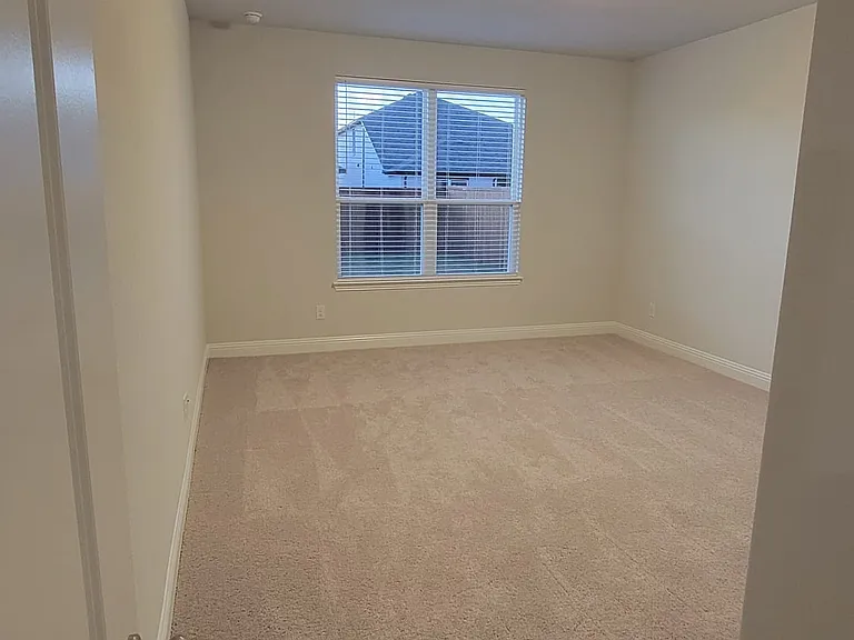 913 Amenduni Ln — Photo 11