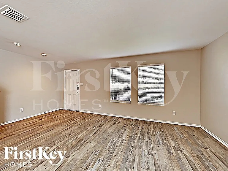 2801 Spencer Cir — Photo 4