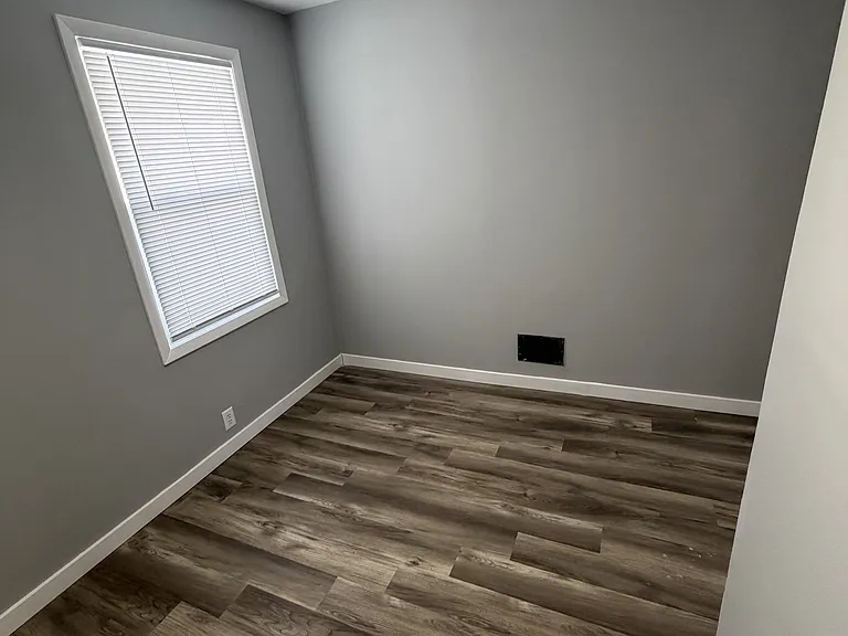 1435 E 4th St — Photo 7
