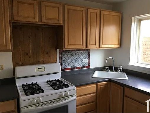 2nd image of 6058 N Rockwell St APT 1