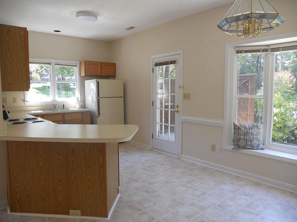 End unit townhouse with large windows on 3 sides
