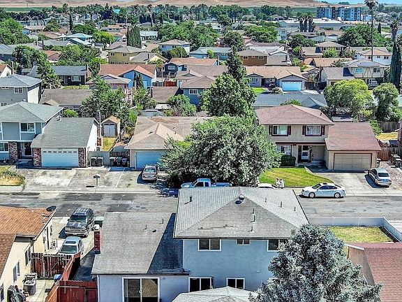 4th image of 402 Shoveller Drive
