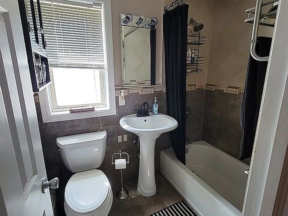 4th image of 94 Finch Ln APT 1B