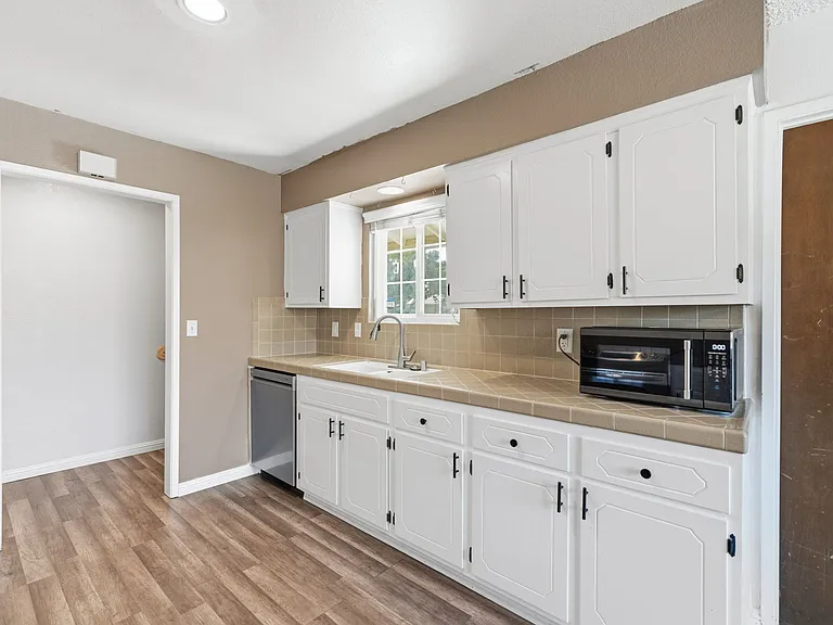 952 W Raymond Rd — Photo 7
