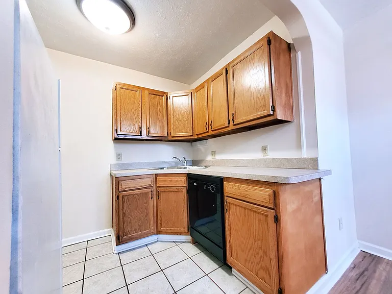 Lee-Yorkshire Apartments — Photo 10