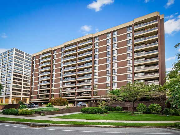 A full service building with lots of amenities