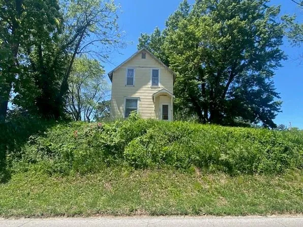 1209 S 6th St, Atchison, KS 66002