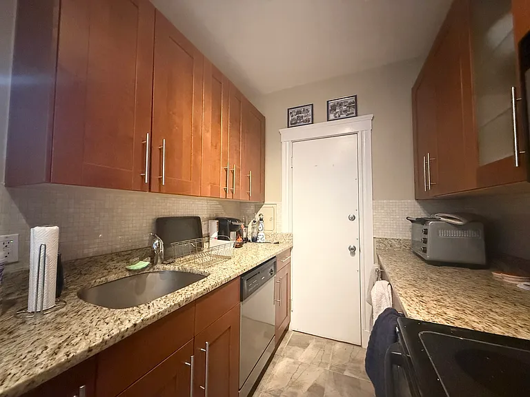 2 Sutherland Rd #32 — Photo 3