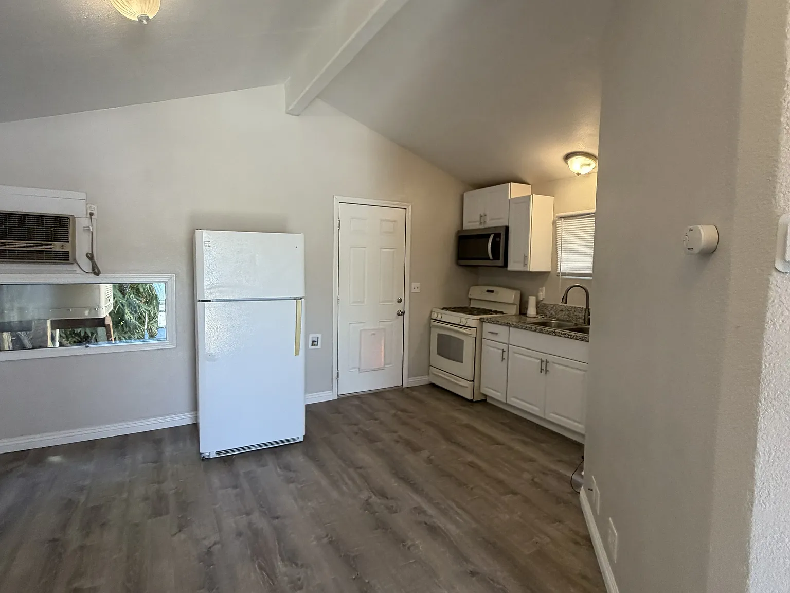 1 bed, 600 sqft, $975 — Photo 3