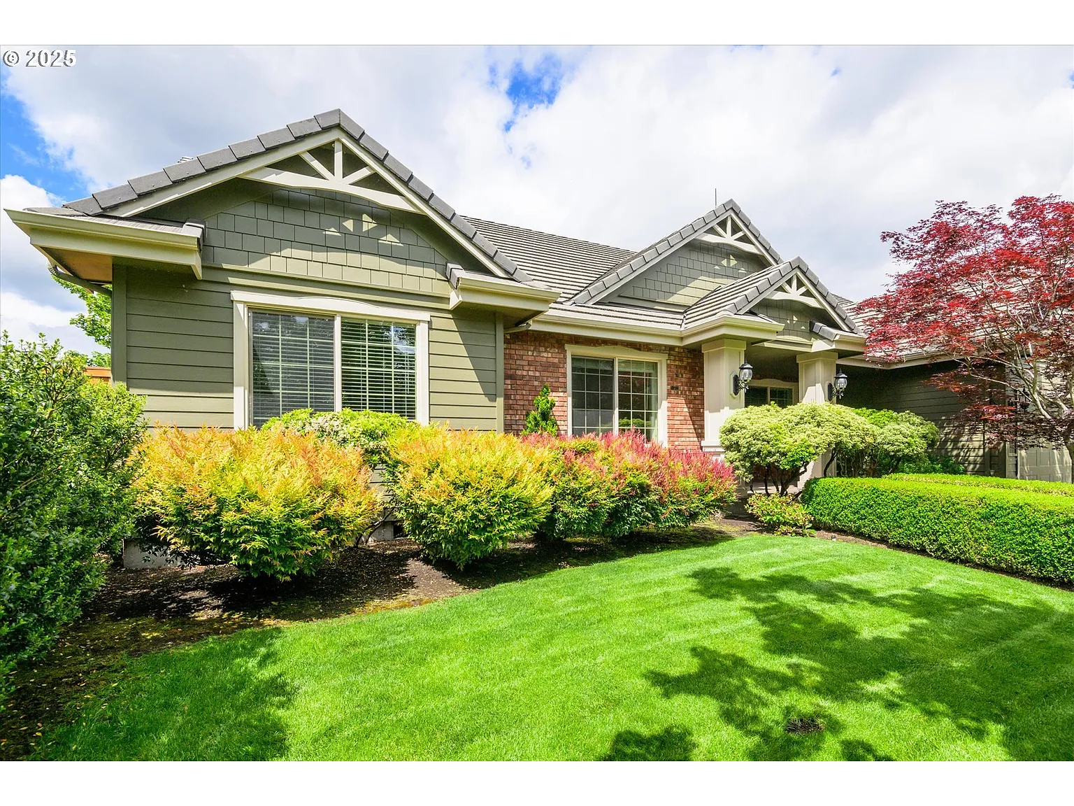 2053 Lakeview Dr photo 1