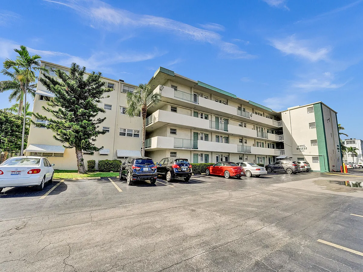 Building Photo - 1333 E Hallandale Beach Blvd #302
