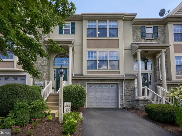725 Skywalk Ln, Lancaster, PA 17601